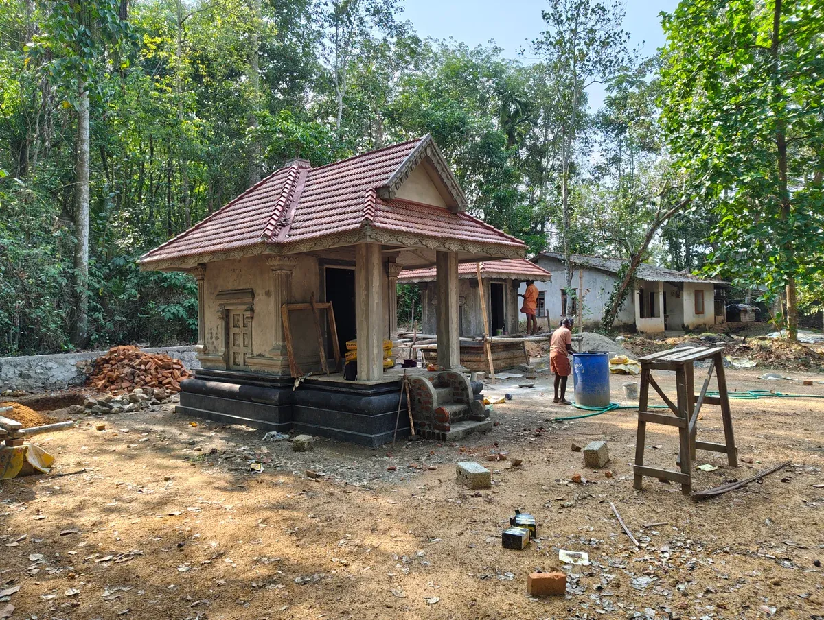 ക്ഷേത്ര നിർമ്മാണ ദൃശ്യം — ഏപ്രിൽ 2026